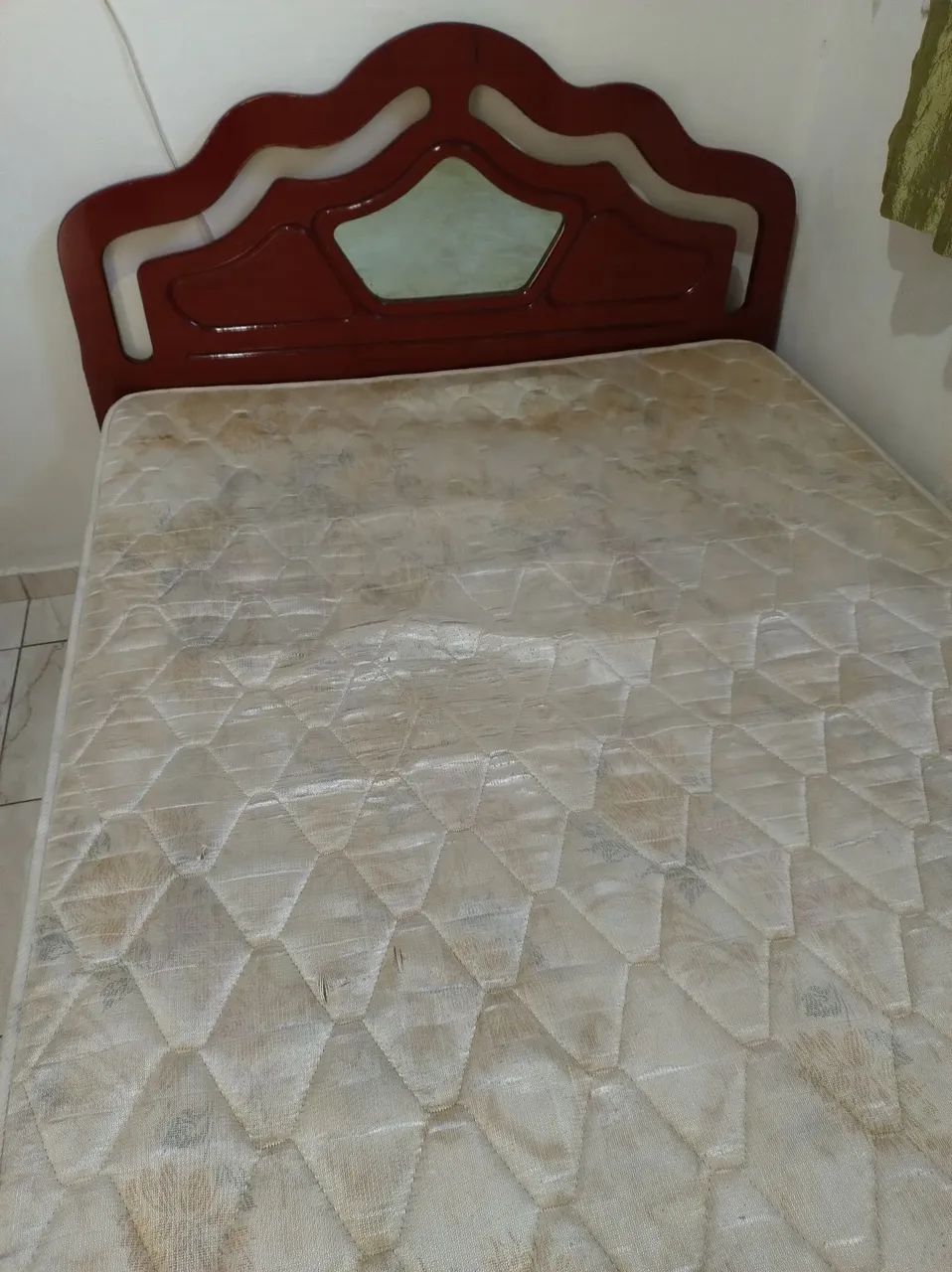 Cama de casal com espelho em madeira maciça