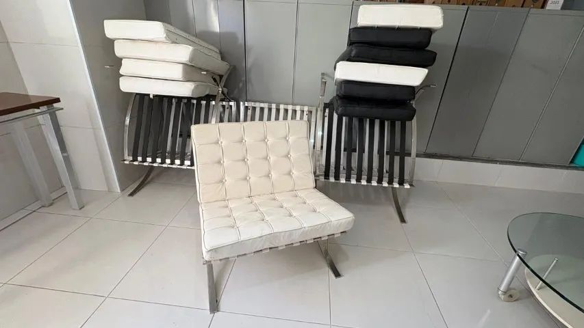 Cadeira Barcelona em Couro Branco - Peça de Design - Precisa de Reforma - Foto 2