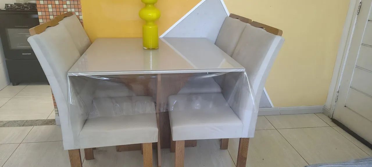 Mesa com 4 cadeiras 