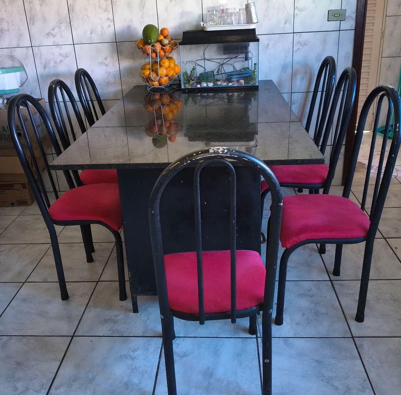 Mesa com 7 cadeiras tampo de granito negro