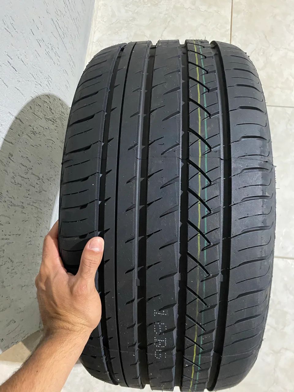 Pneu ARO 19 - novo 275 /40 última unidade 