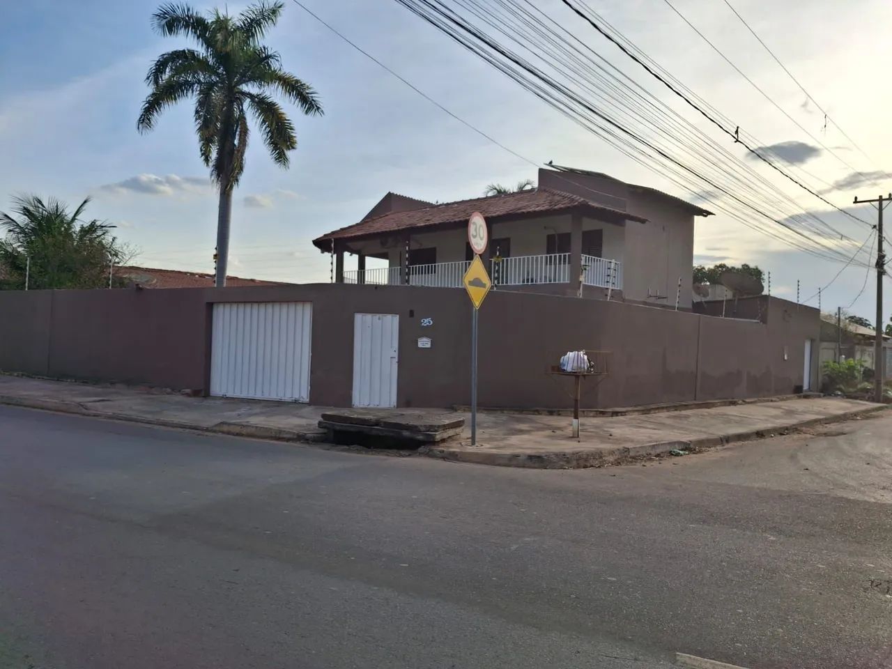 Belíssima casa tipo sobrado + localização privilegiada 