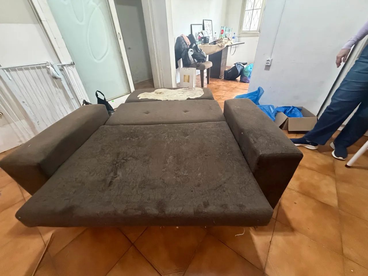 Sofá cama 2 lugares Suede marrom  - Foto 2