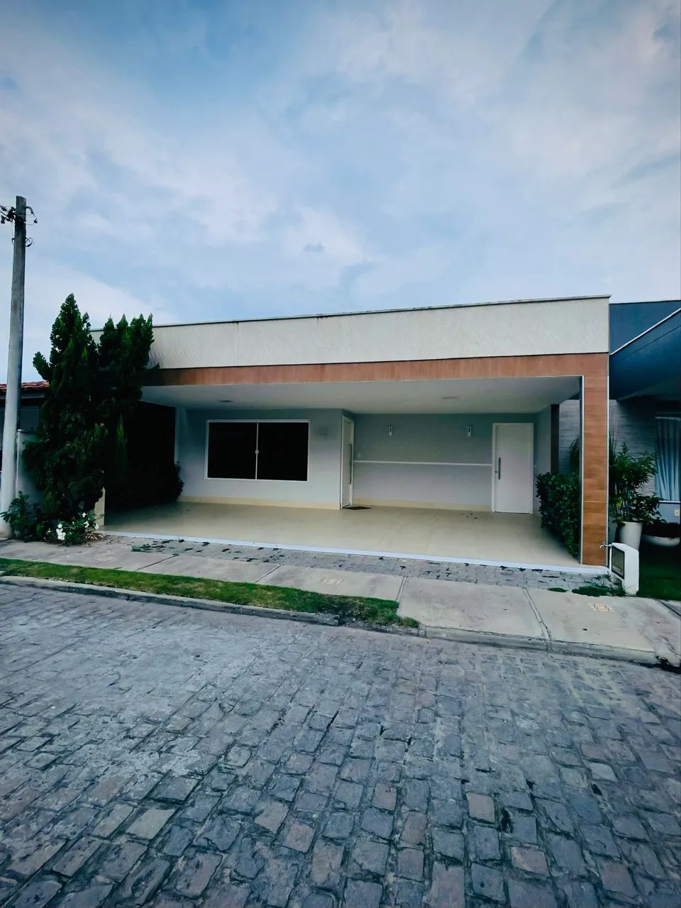 Casa Reformada, 3/4 em condomínio no SIM