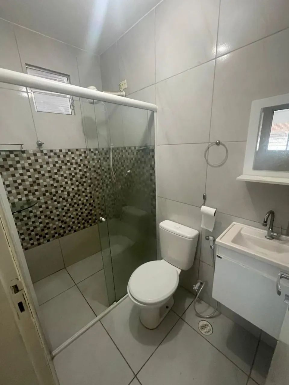 ? Casa ampla com quintal enorme e terraço gradeado - Foto 4