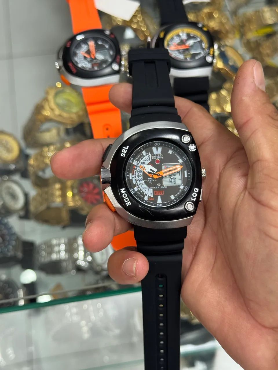 Relógio Citzen meia lua funcional 