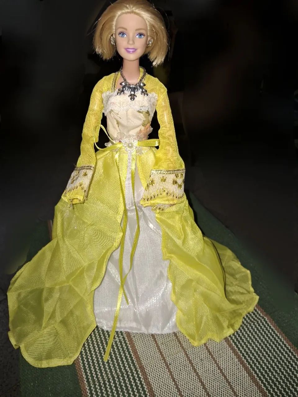 Barbie princesa Oriental amarela