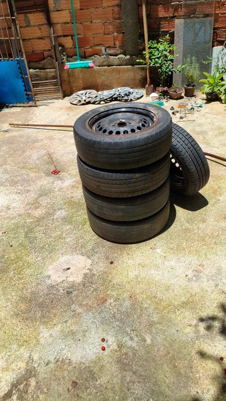 Jogo de rodas aro 15 4x100 com peneus e calotas original Hyundai  - Foto 3