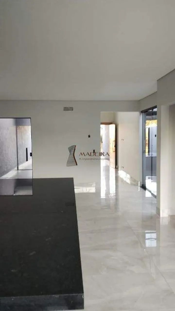 VENDE-SE LINDA CASA COM SUITE