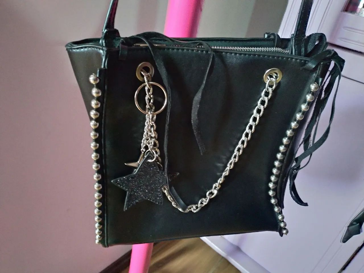 Bolsa preta com chaveiro de estrela ( nunca usada) 