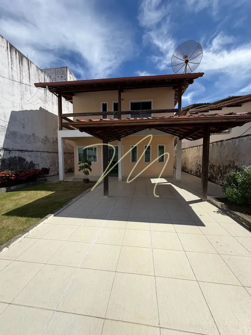 Casa duplex com 3 quartos e amplo espaço externo