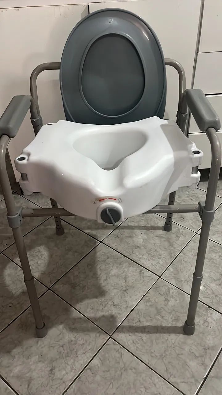 Cadeira hospitalar para banho e higiene pessoal só 220 faço entrega grátis chama * - Foto 2