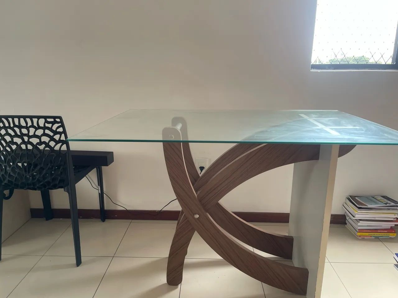 Vende-se uma boa mesa com tampo de vidro 