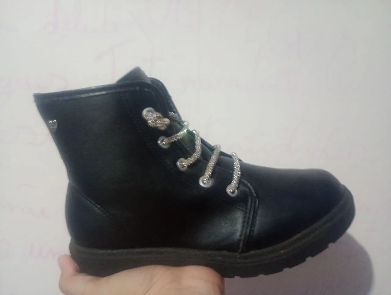 Bota preta com brilhos prata  - Foto 2