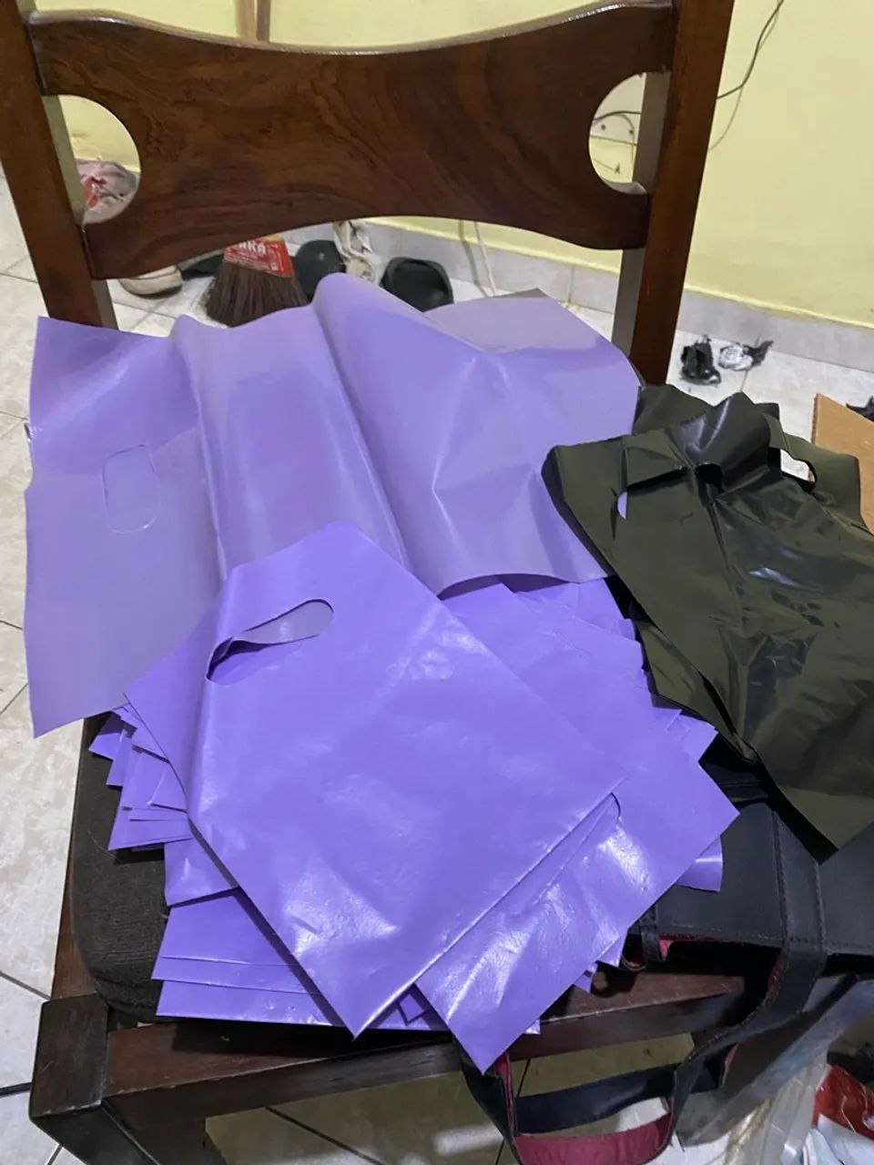 SACOLAS PRETAS E ROXO 