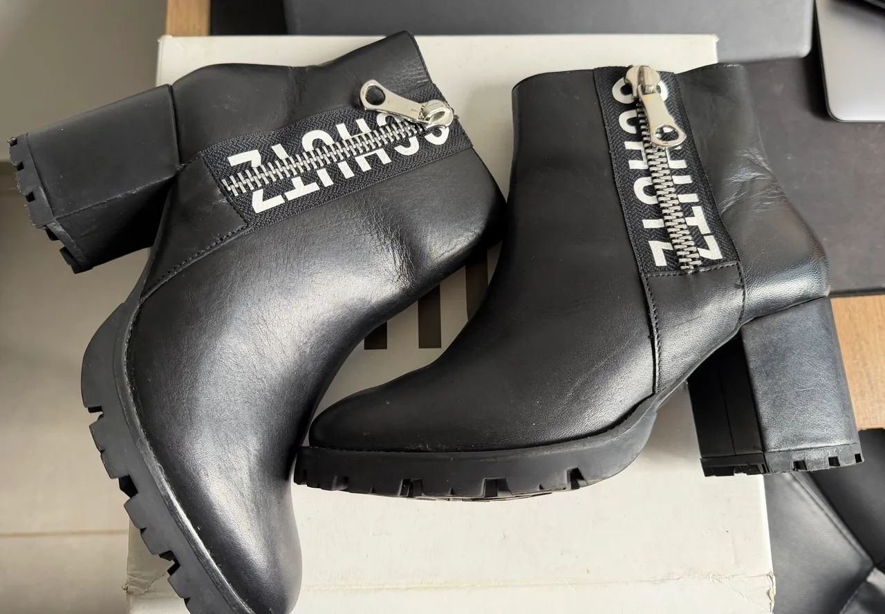 Bota Schutz Logo Mania em Couro, TM 37