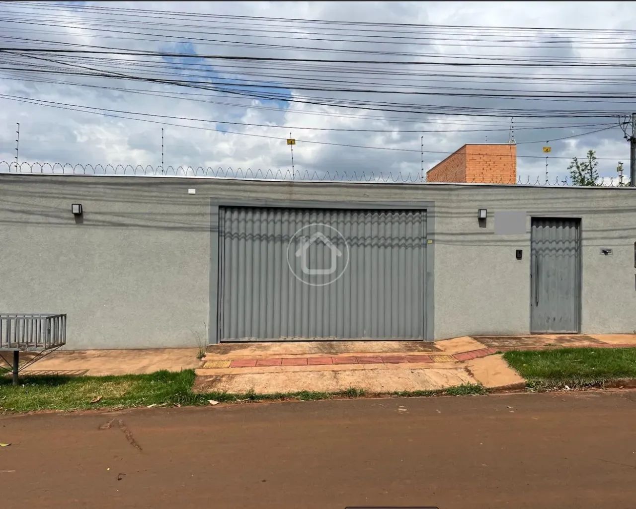 CASA COM 02 SUITES SENDO 01 MASTER