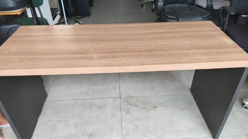 Mesa Amadeirada com preto - Usada c/ arranhões