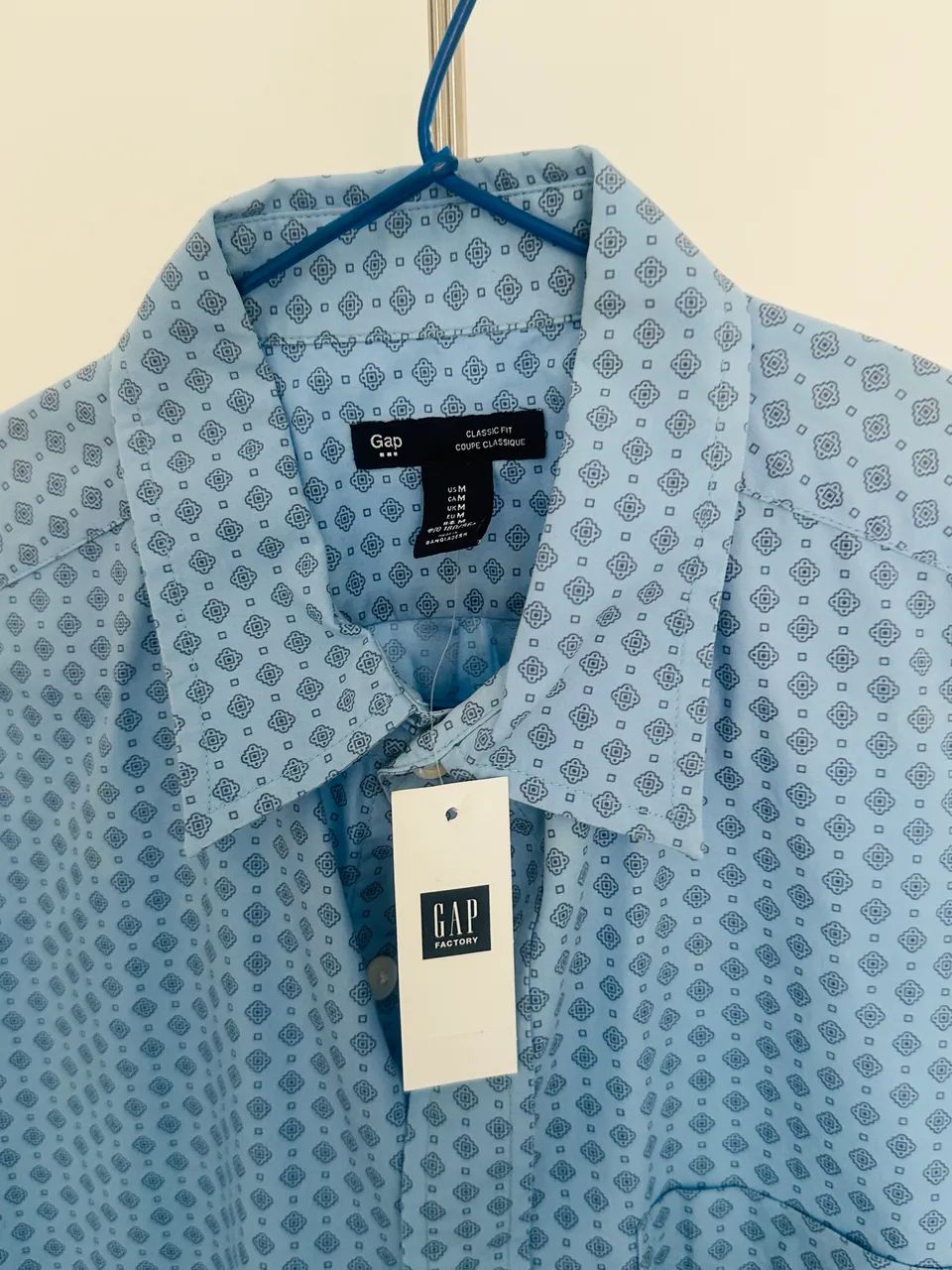 Camisa Gap M nunca usada azul e gráficos