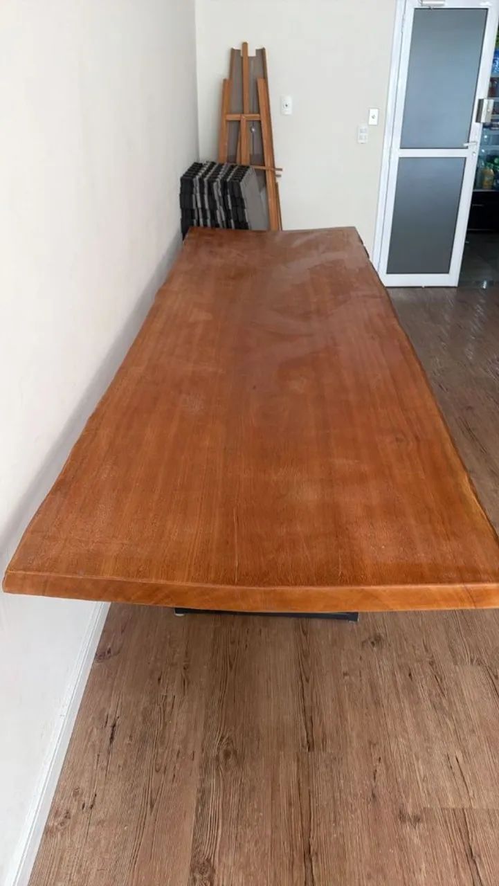 Mesa de madeira maciça 