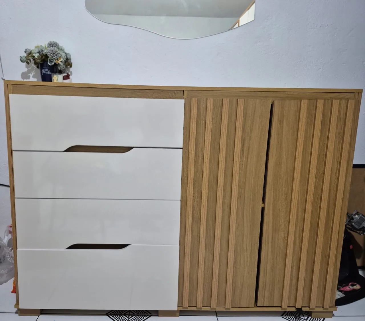 Cômoda Ripada com 4 Gavetas e 2 Portas - Freijó e Off-White