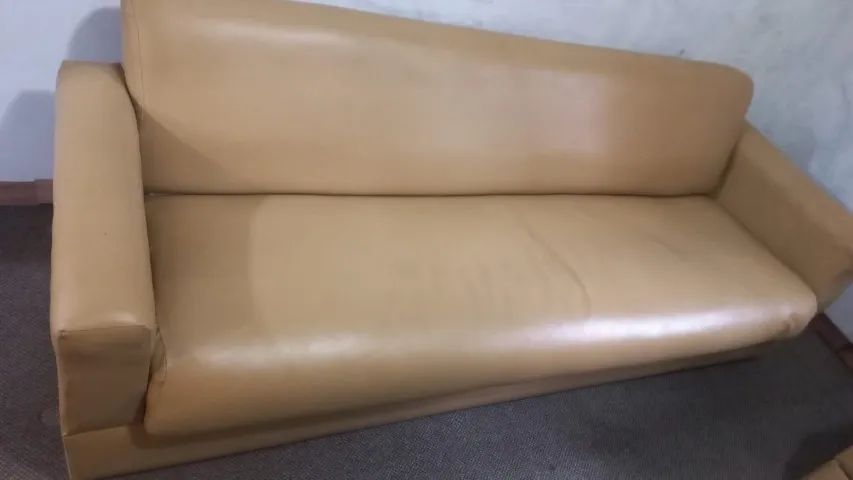 Sofá cama antigo 4 lugares e 2 poltronas em courino. - Foto 4