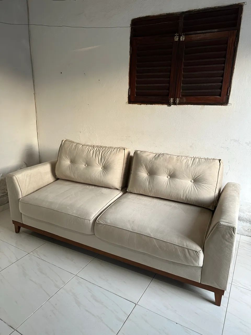 SOFÁ DE TRÊS LUGARES - BEJE CLARO - Foto 5