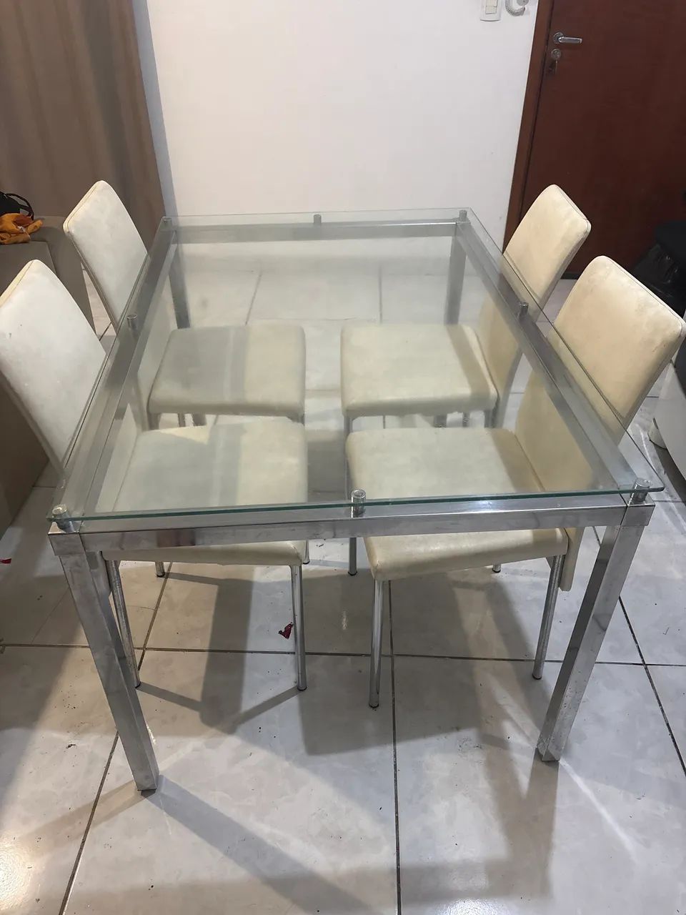 Mesa de vidro com 4 cadeiras