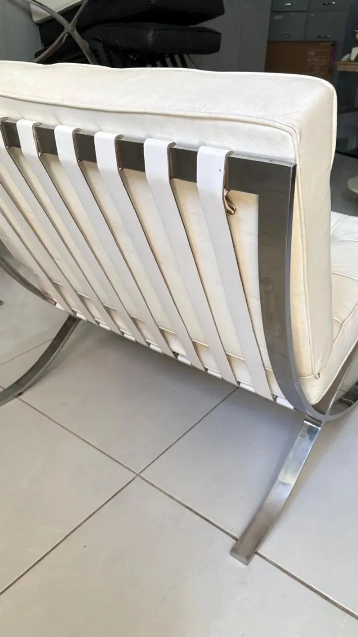 Cadeira Barcelona em Couro Branco - Peça de Design - Precisa de Reforma - Foto 4