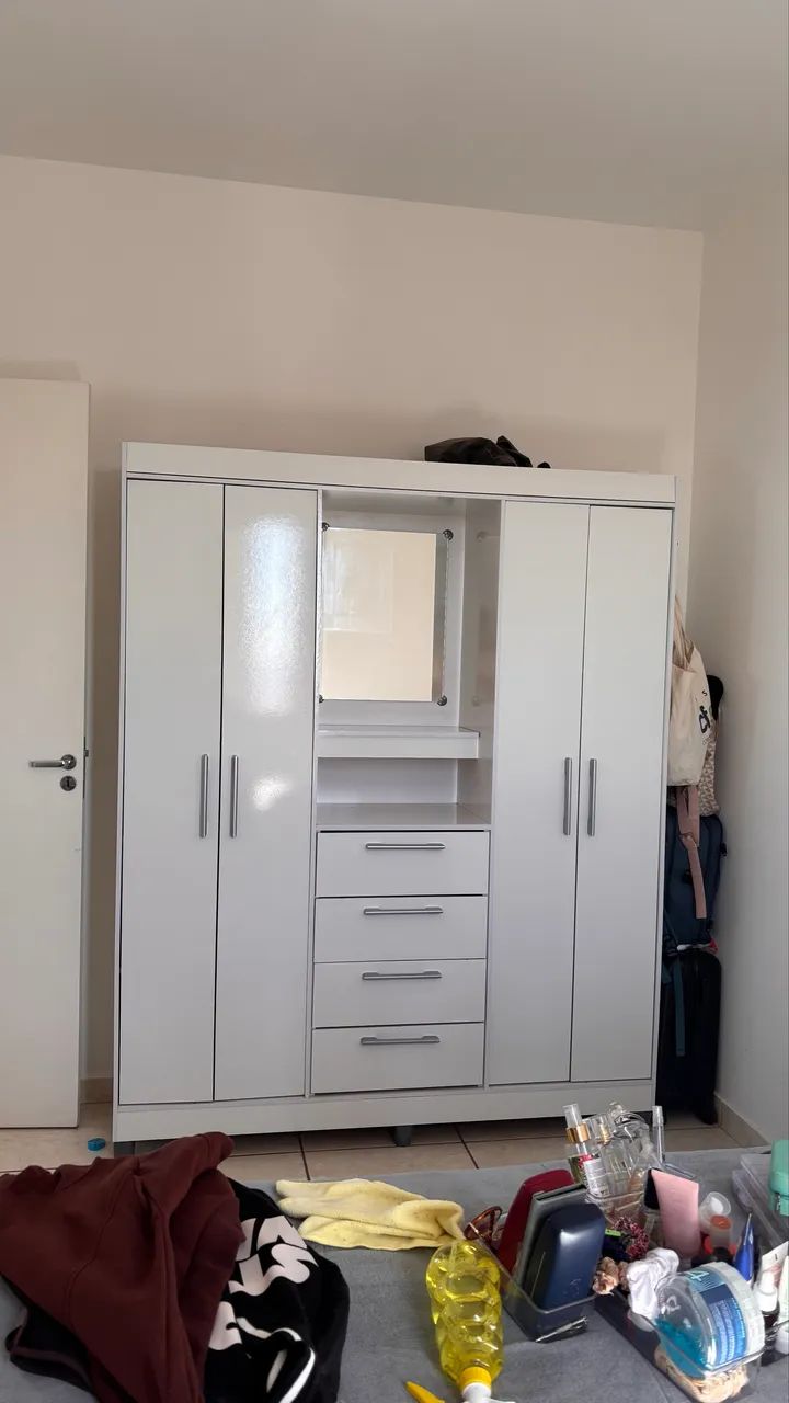 Guarda-roupa montado com Espelho