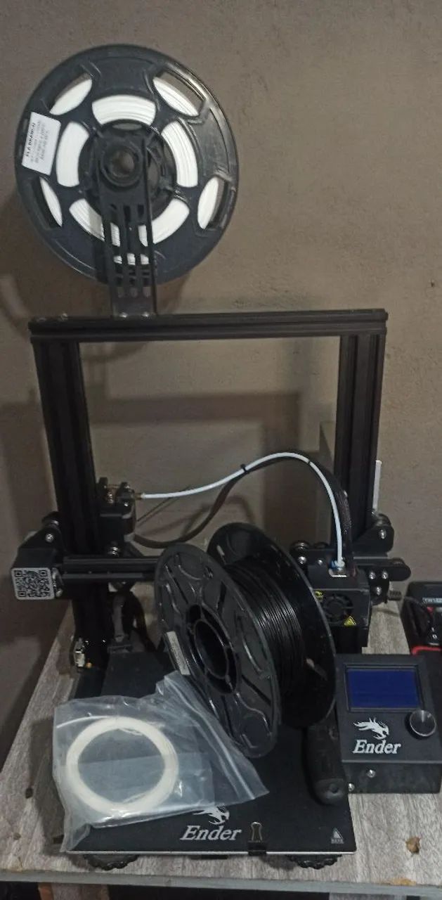 Vendo impressora 3d Impressora Ender 3 + 2 Rolos de Filamento<br>. Muito bem cuidada 