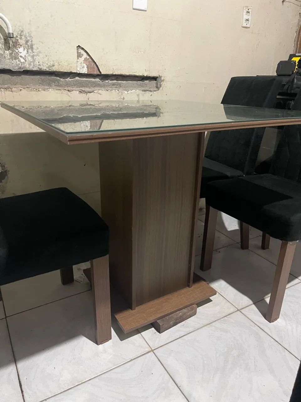 Mesa de jantar com 4 cadeiras - tampo de vidro preto - Foto 4