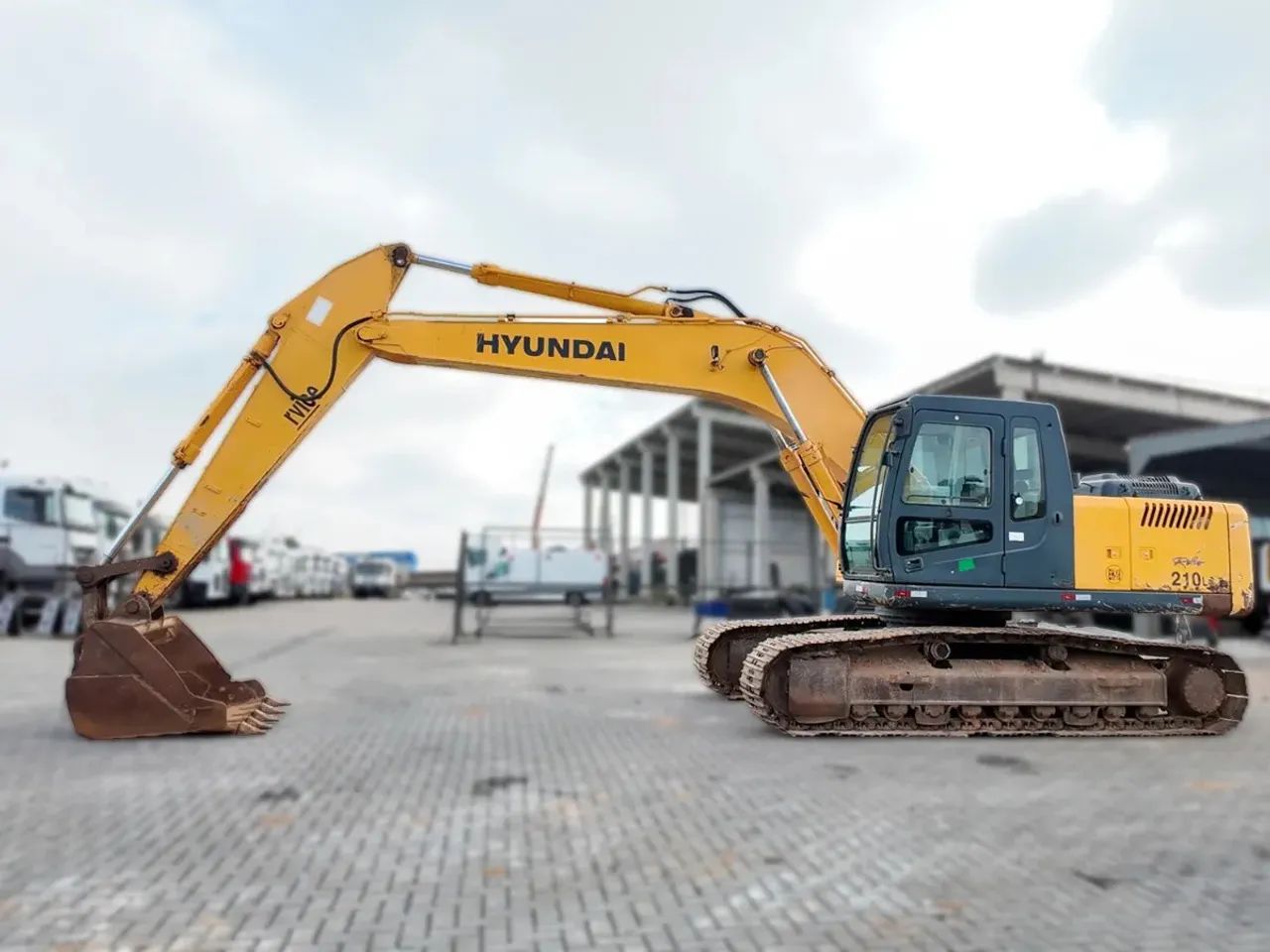 Escavadeira Hyundai 210 lc7 - Foto 3
