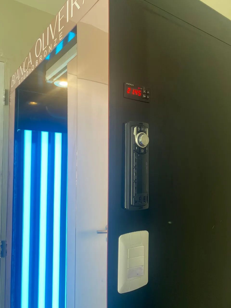 Máquina bronzeamento com som integrado, Timmer e porta de correr.