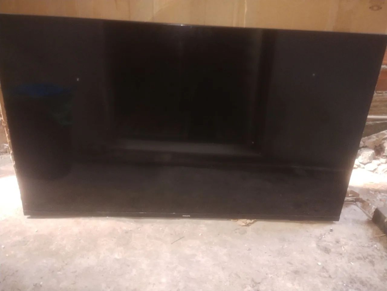 TV Philips 50" com defeito