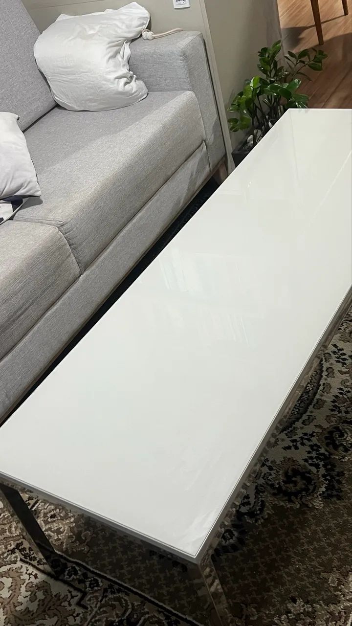 Mesa de centro laqueada com vidro 