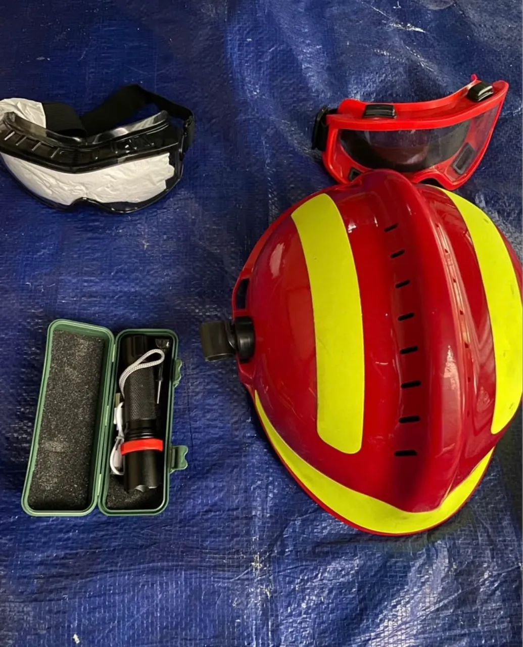 Capacete de bombeiro com óculos de proteção e lanterna - Foto 3