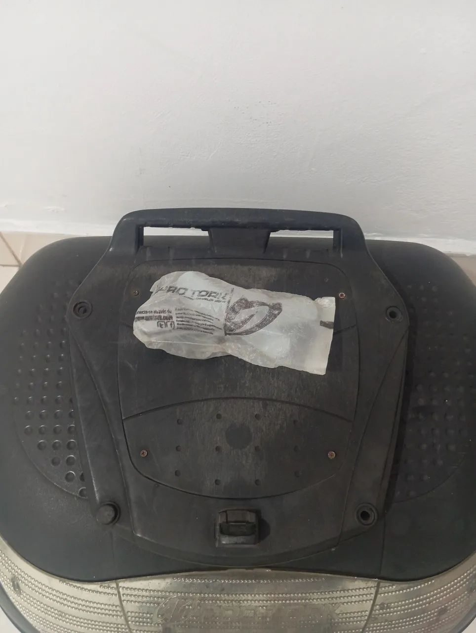 Vendo baú de moto protork 45 litros acompanha base.  - Foto 2