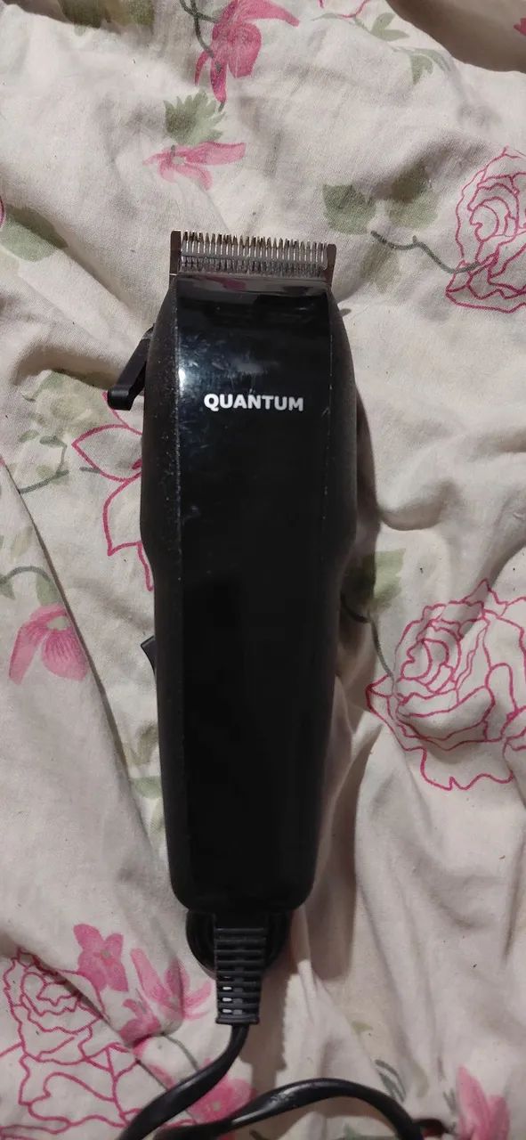 máquina de cortar cabelo da marca Quantum.