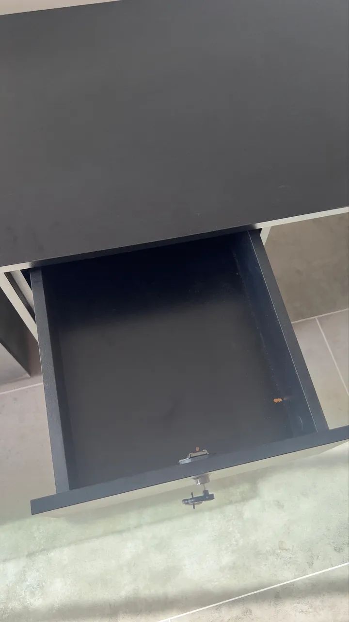 Escrivaninha em L com duas gavetas. - Foto 3