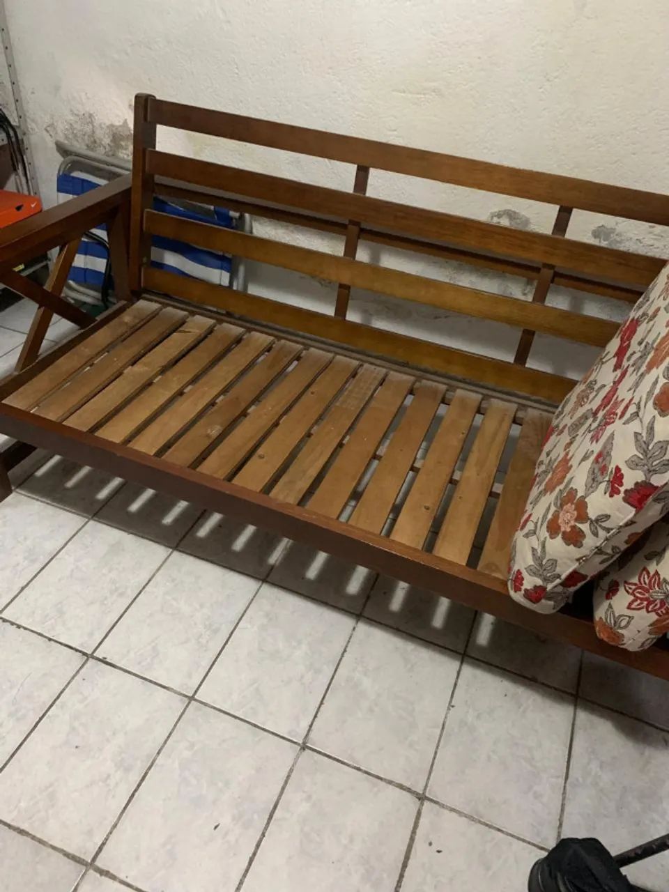 SOFA DE MADEIRA REFORÇADA COM ALMOFADAS 3 LUGARES  - Foto 2
