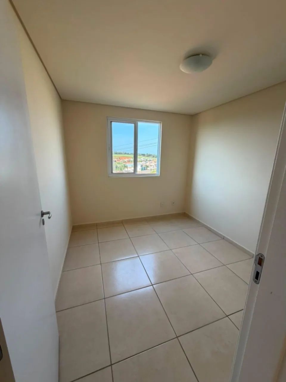 Apartamento 3 quartos e 2 banheiros, bem iluminado com sacada e espaçoso - Foto 3