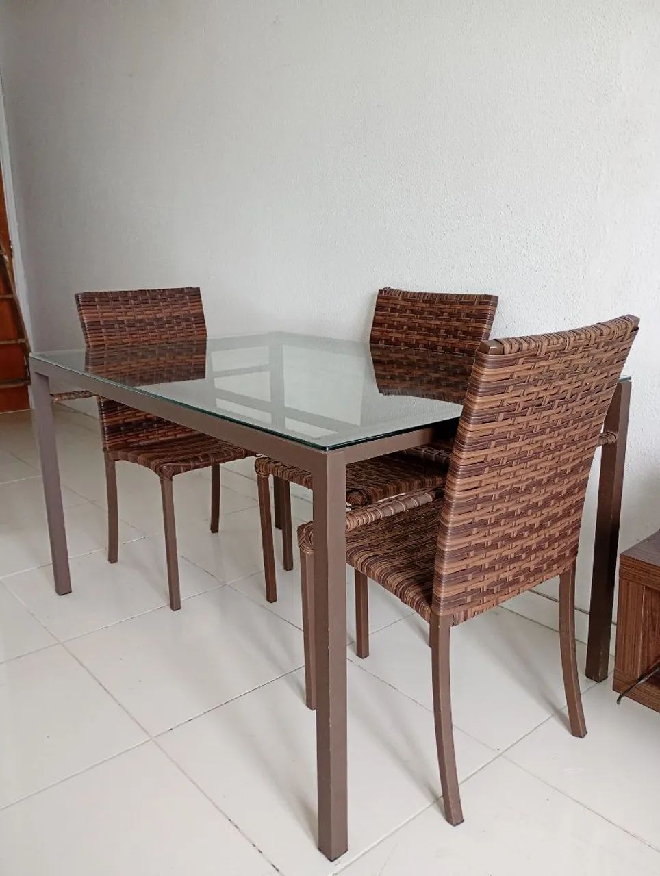 Mesa com tampa de vidro.