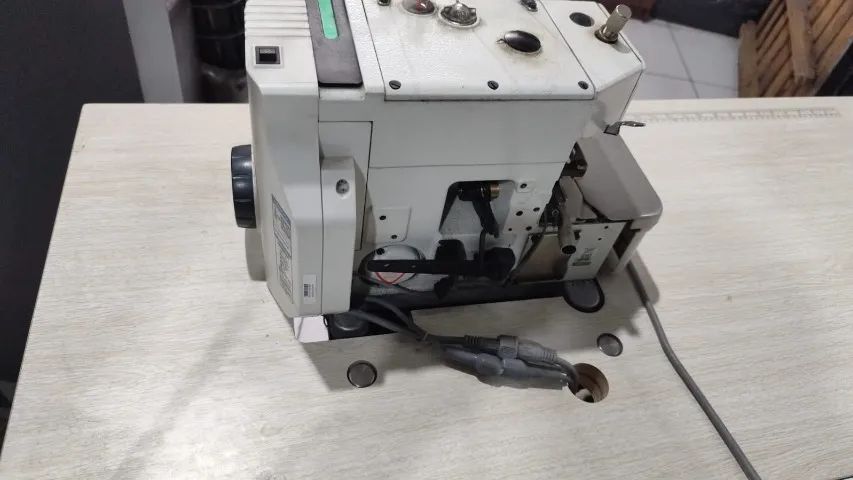 Maquina de overloque - Foto 2