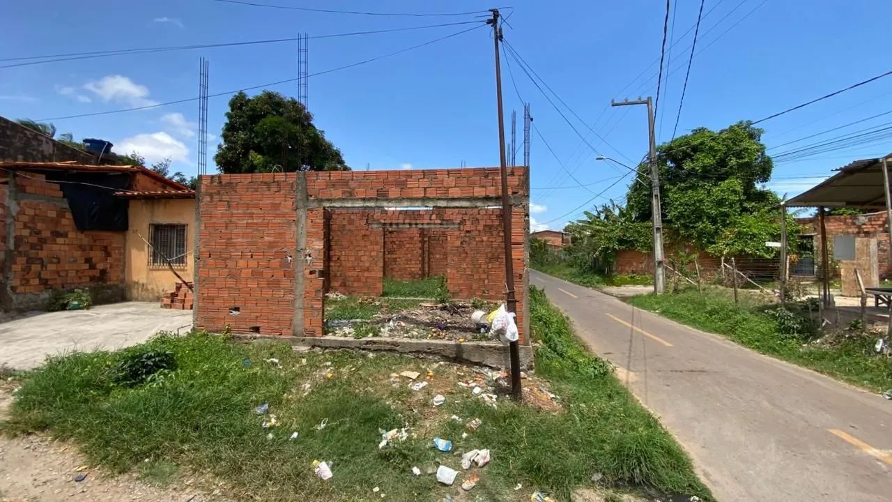 Terreno com casa inacabada 
