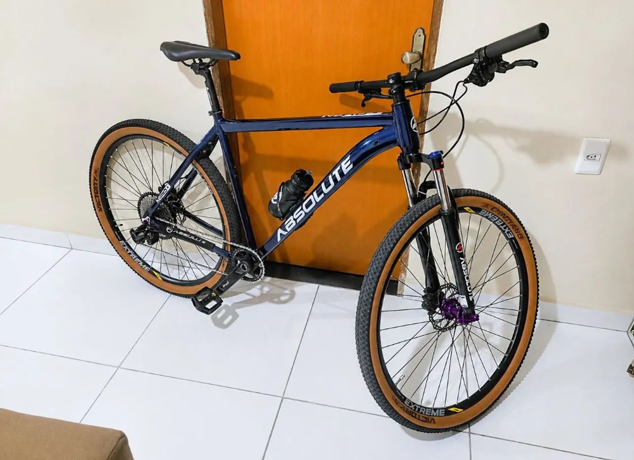 Vende-se com nota fiscal e semi-nova 