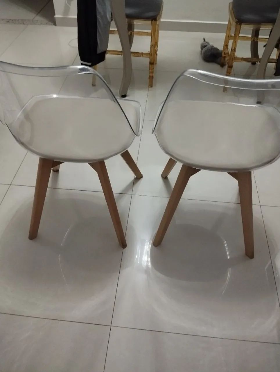 Cadeiras com encosto transparente 