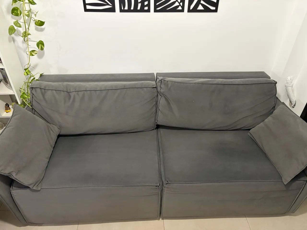 SOFÁ CINZA EM PERFEITO ESTADO