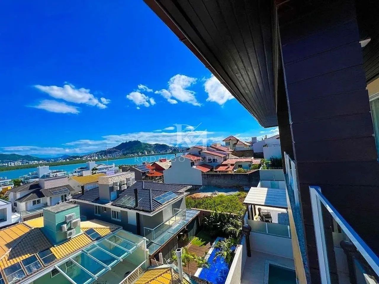 Casa reformada com 5 dormitórios e vista para o mar em Florianópolis/SC - Foto 2