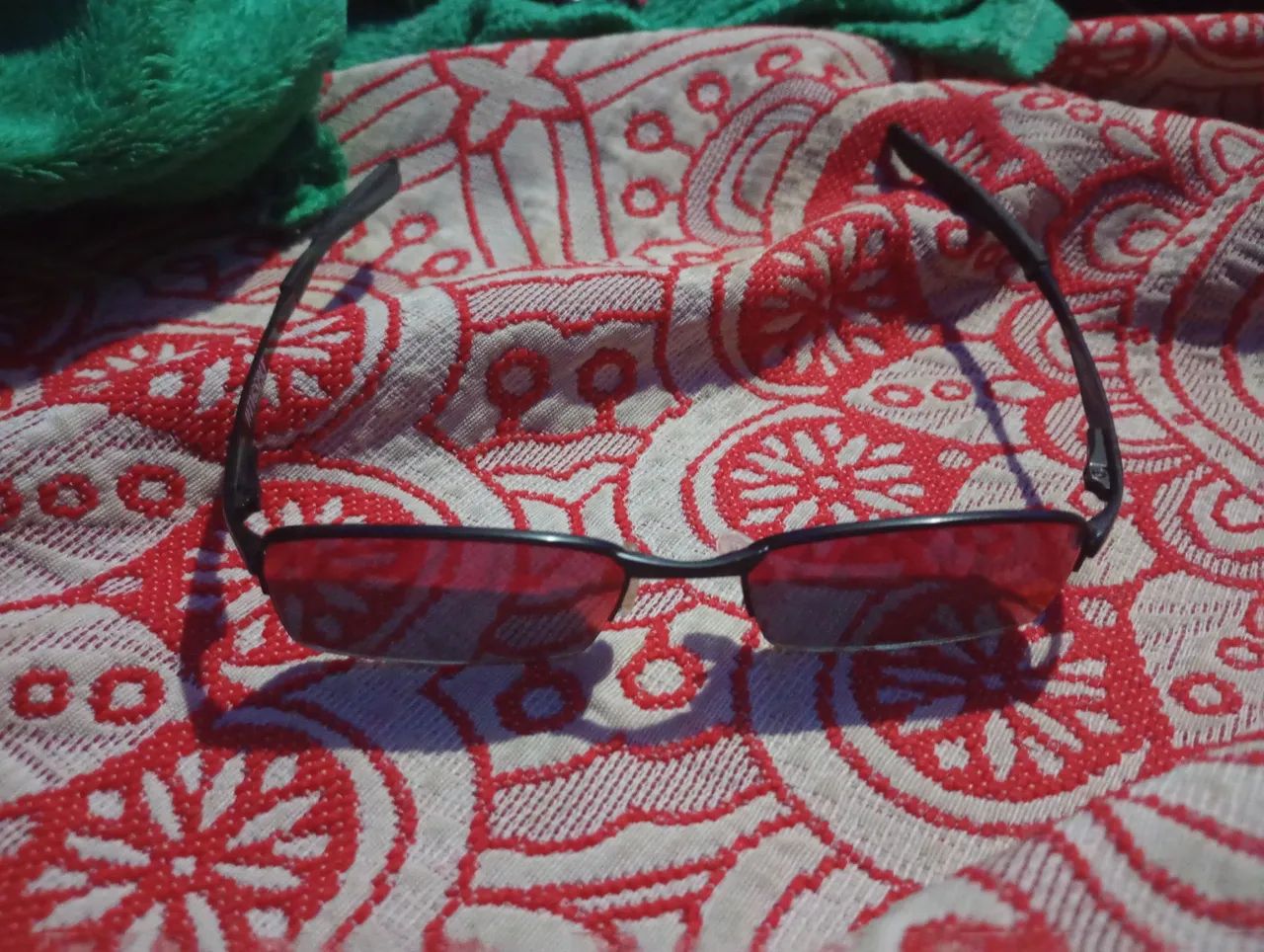 Óculos de lente vermelha 